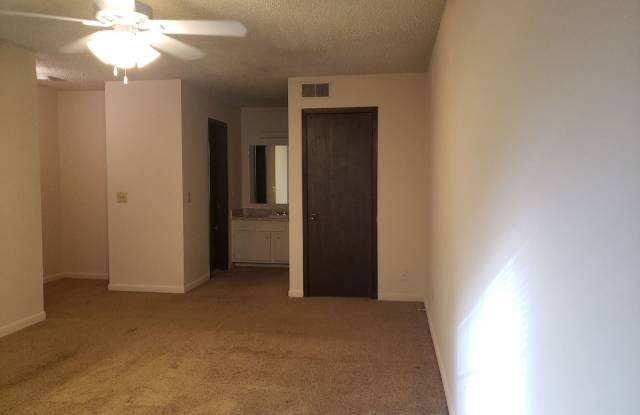 Spacious 1 Bedroom, 1.5 Bath Townhouse – Minutes from Nashville