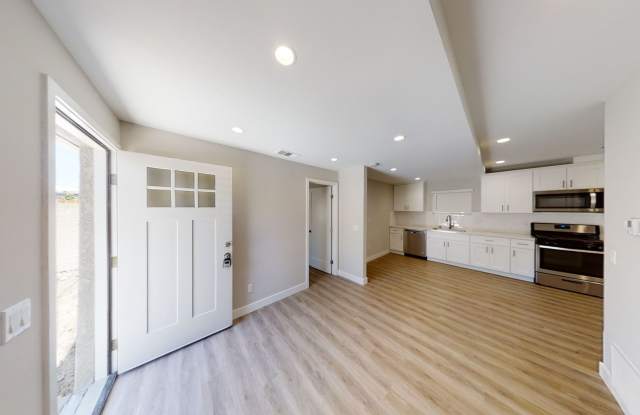 Photo of 3BD/1BA on 63rd!