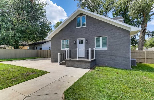 700 Bennighof Avenue - 700 South Bennighof Avenue, Evansville, IN 47714