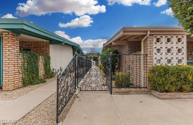 3713 E GLENROSA Avenue