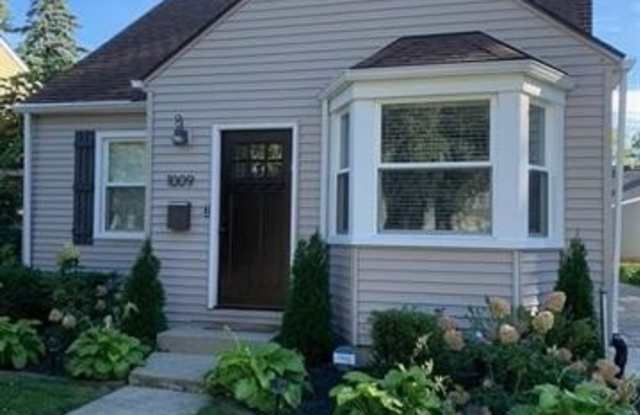 Photo of 1009 Larkmoor Blvd