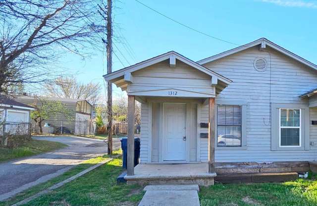 Great Duplex Close to the Plaza!