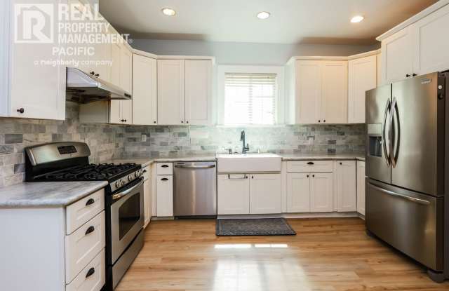 Photo of Bright  Spacious Oakland Home with Backyard, Walkable to Uptown  BART