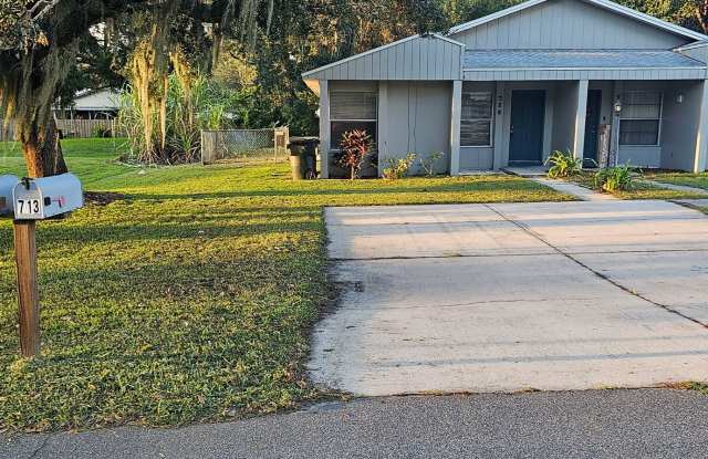 Nice 2 Bedroom 2 Bath duplex in Lakeland