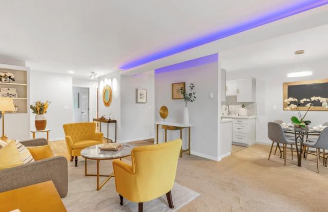 Bellevue Square Ground Floor 2 Bedroom Condo with a deck