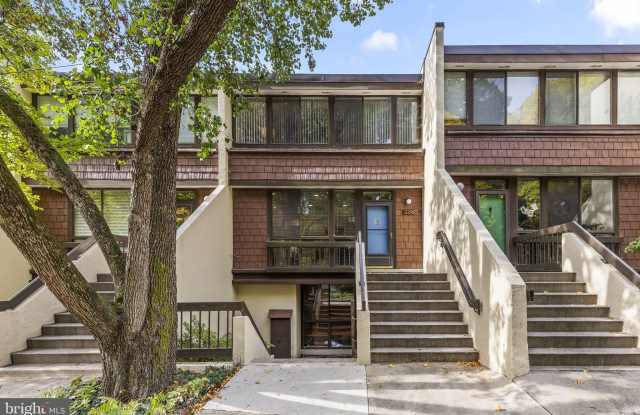 Photo of 2216 S QUINCY Street unit: 2