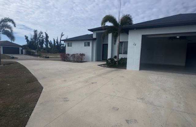 24 Chiquita Boulevard S