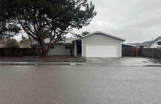 4 bed/2 bath House with Garage