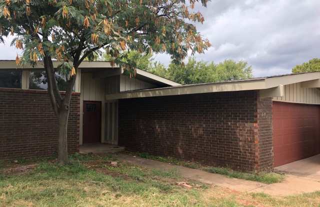 Large 3-Bedroom with Vaulted Ceilings