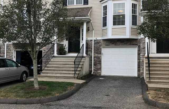 Charming 2BR Condo in Danbury