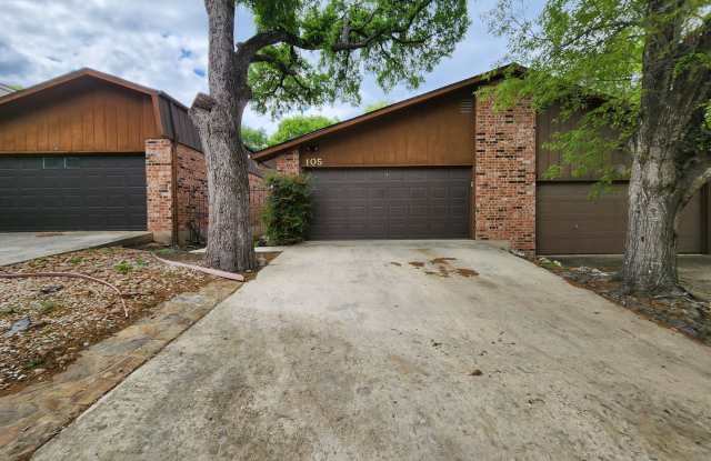 Townhome "On the Hill" / Inside the Loop / Large 2 Bedroom / No Carpet / Skylights / NBISD - 105 East Tanglewood Drive, New Braunfels, TX 78130