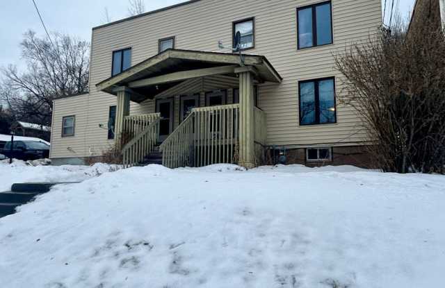 Photo of AVAILABLE FEBRUARY 1 BED 1 BATH W/ View of Lift Bridge !