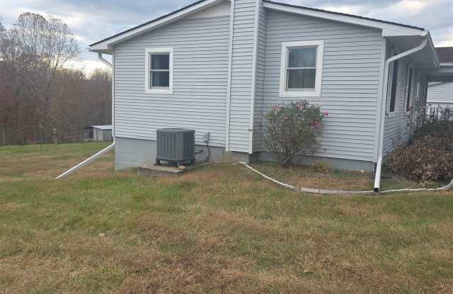 912 HUNTERS LODGE RD