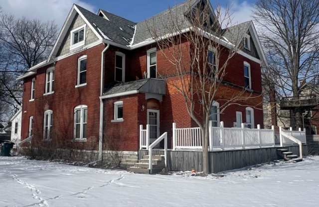 1 bedroom 1 bath apartment close to downtown