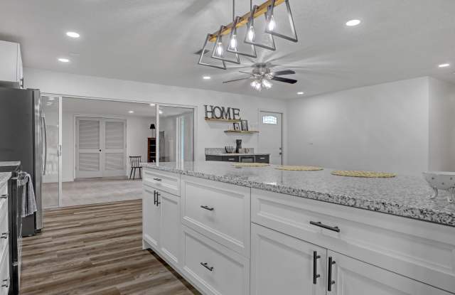 872 Sadnet Circle NE