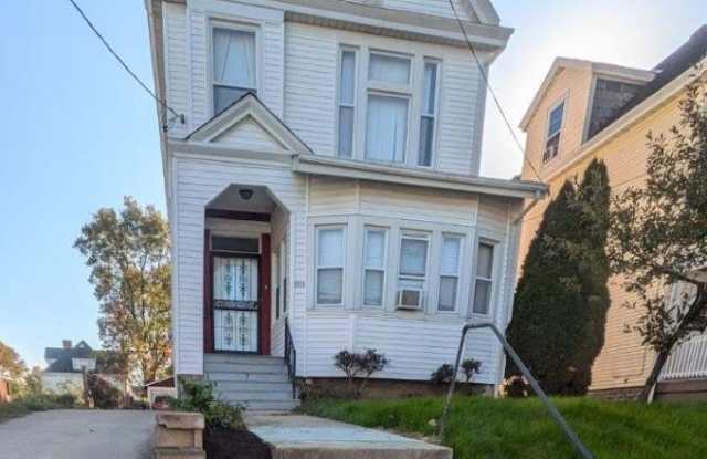 Photo of 3918 Regent Avenue unit: 3