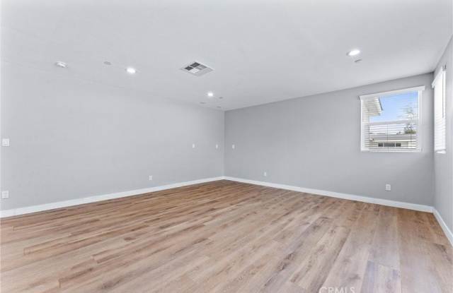 1533 W Orange Grove Avenue