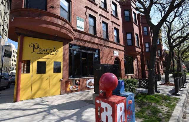 Photo of 732 W Grace / 3803-3809 N Broadway