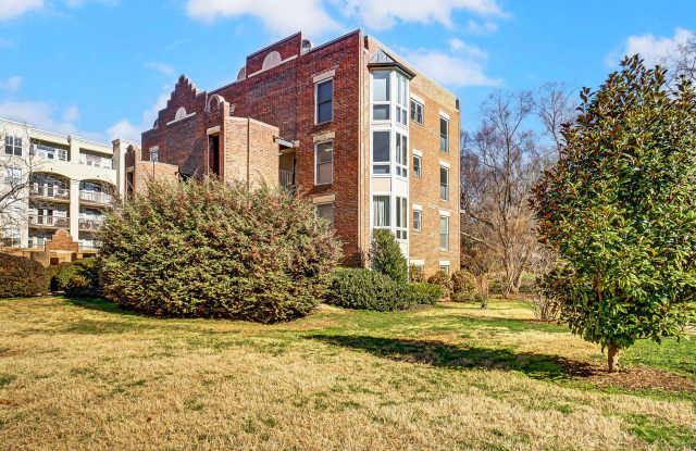 Fully Furnished Condo Uptown!!