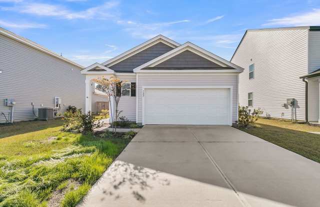 3 Bedroom 2.5 Bath Located in Pine Hills in Summerville