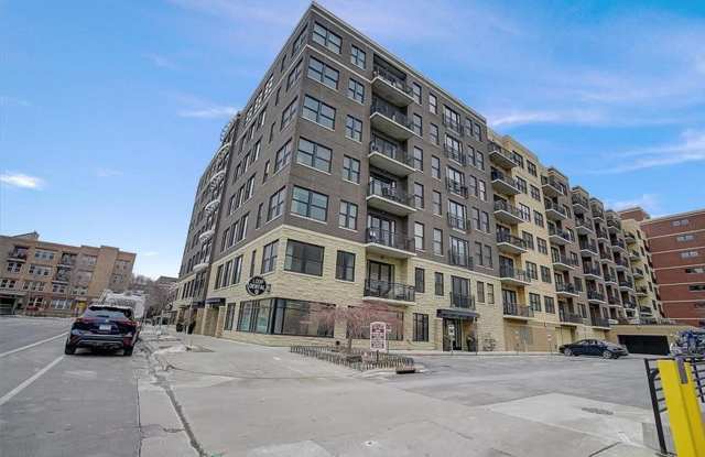 One bed, one bath loft-style condo in the Security Warehouse Lofts building of the North Loop with a beautiful view of the downtown Minneapolis skyline.