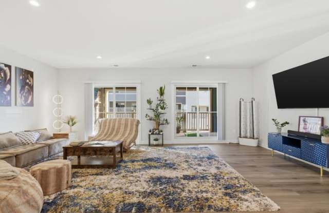 2528 -B Verona Place