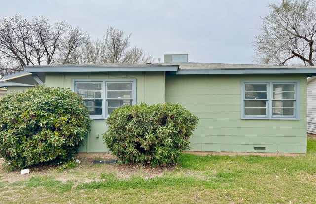 Cute 3 bedroom home, with fresh interior updates and great floor plan! - 1908 64th Street, Lubbock, TX 79412