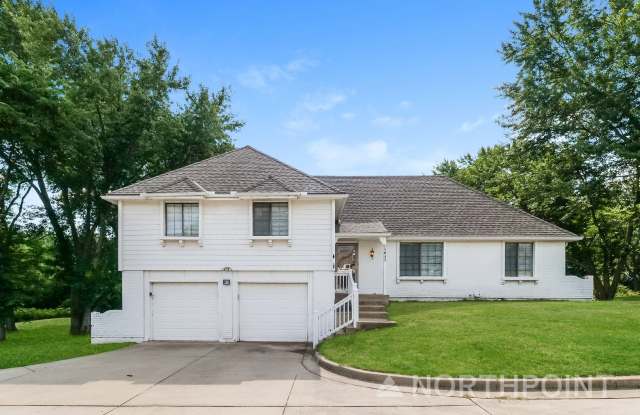 5 BR/2.5BA | Sprawling Single Family Home | 2-Car Garage | Huge backyard!