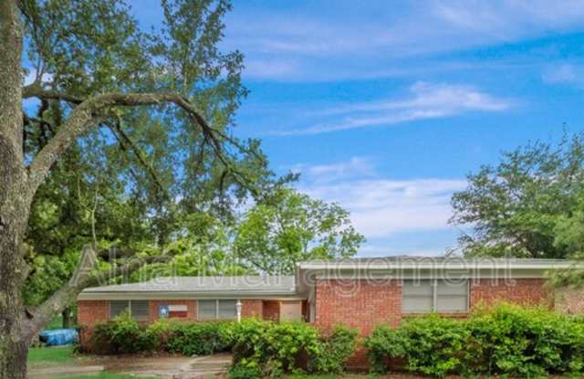 805 N Douglas Ave