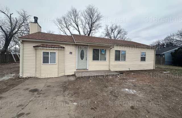 $1500 - 4 bed 2 bath - Single Family Home with a large fenced in backyard!