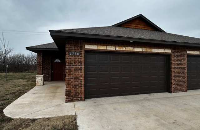 Photo of 3br 2ba duplex with 2 car garage!