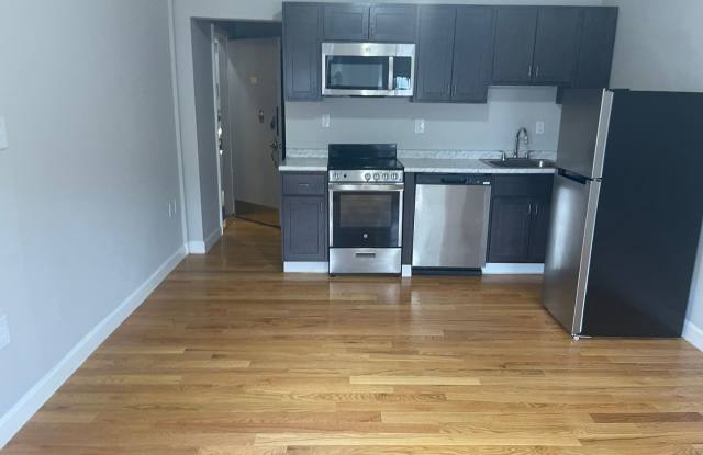 July NIO FEE Renovated Stainless steel kitchen Close to Band C green lines, Students ok