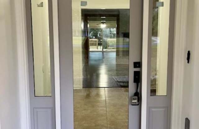 Beautiful 4 bed home in Excellent Location, off Airline Hwy minutes from new Woman's Hospital