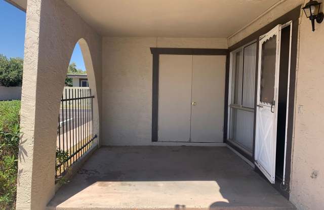 Cute townhome available in Mesa