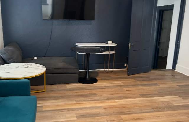 Photo of 1613 N Van Buren St