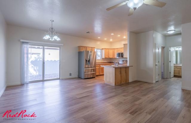 Spacious 2 Bedroom Hurricane Townhome - Pet friendly!