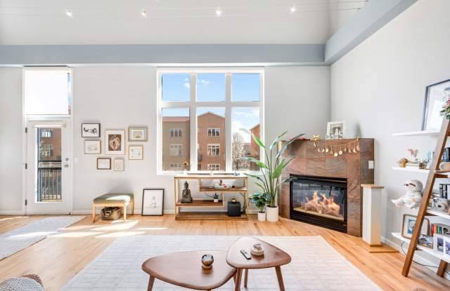 Furnished 2BD, 2BA Corner Unit Condo in Lowry