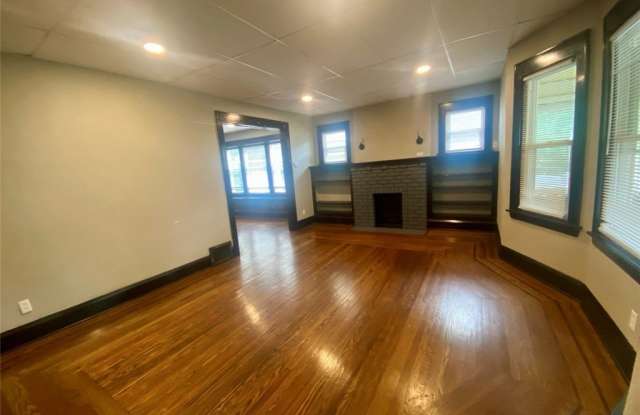 418 Crestwood Avenue unit: 2