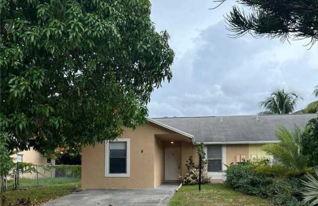 9 NE 44TH ST #9 DEERFIELD BEACH, FL 33064