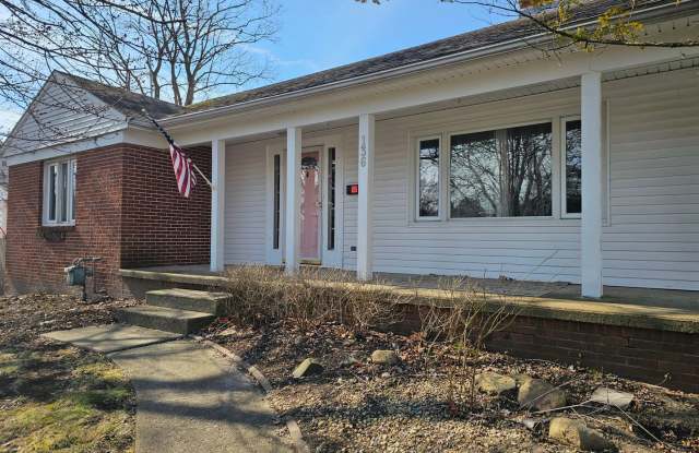 Great location, sprawling ranch with a large basement - 136 Crim Street, Bowling Green, OH 43402