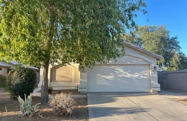 3 Bedroom, 2 Bath on the Greenbelt