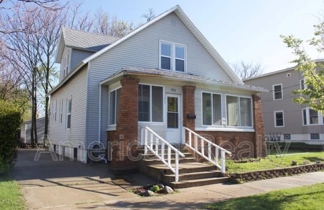 935 Baldwin St SE - 935 Baldwin Street Southeast, Grand Rapids, MI 49506