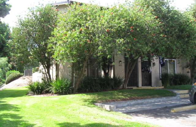 Move In Special! End unit 2 bedroom - Small Pets OK