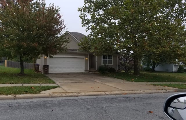 121 N Oxford Dr - 121 North Oxford Drive, Raymore, MO 64083