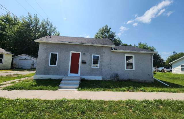 3BR Home with Modern Kitchen in Knoxville, IA