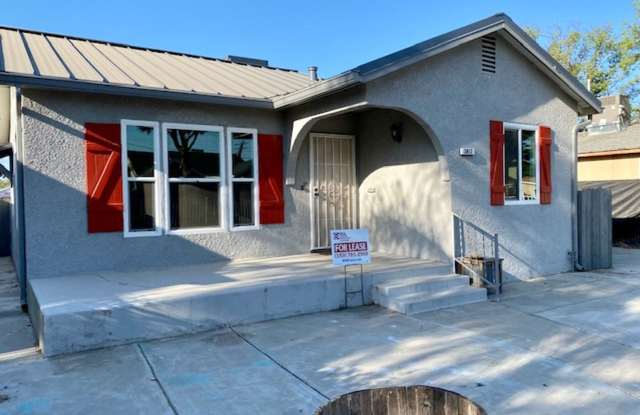 $1795 Butler  Orange, Charming 2 Bed with Beautiful Covered Deck - E. Townsend Way, Fresno