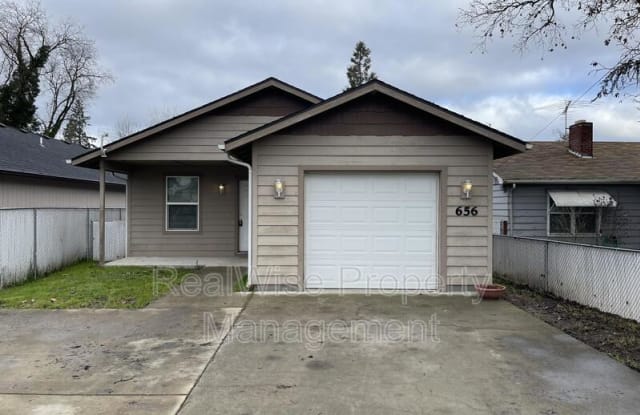 656 E Park St - 656 East Park Street, Grants Pass, OR 97527