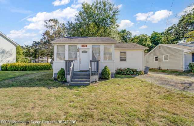 446 E Arverne Avenue