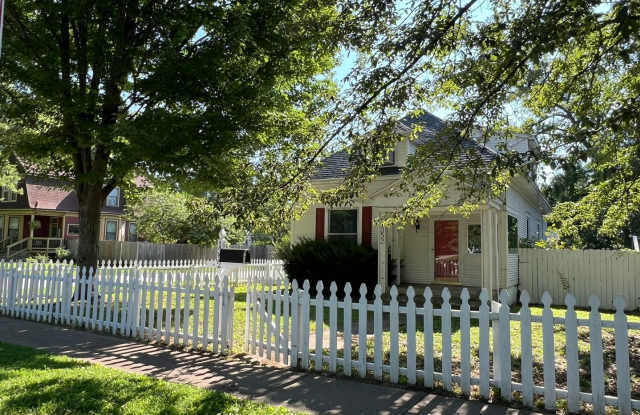 Adorable 3 Bedroom, 2 Bath on N Summit