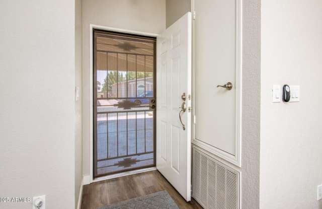 1672 E AUGUSTA Avenue